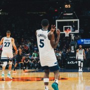 NBA季后赛首轮，爱德华兹绝杀助森林狼晋级